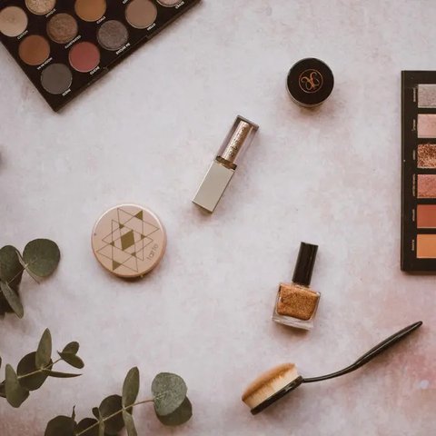 Bedak transparan atau setting spray bisa menyempurnakan makeup dan mengatasi risiko oksidasi. (Foto: Freepik/lookstudio)