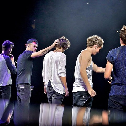 Album pertama mereka, UP ALL NIGHT, langsung jadi hits besar di seluruh dunia. Lagu-lagu kayak&nbsp;WHAT MAKES YOU BEAUTIFUL&nbsp;dan&nbsp;ONE THING&nbsp;jadi soundtrack kehidupan banyak remaja saat itu.