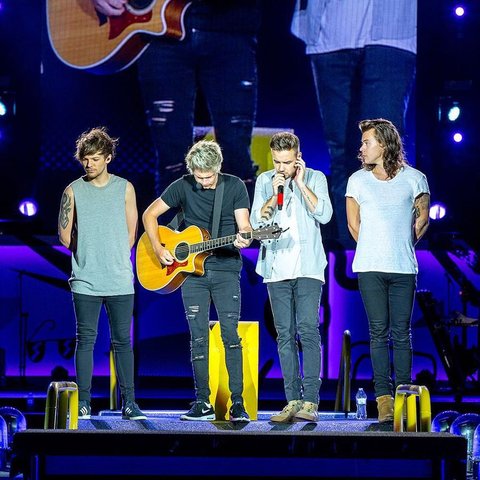 Setelah sukses dengan album pertama, One Direction langsung menggelar tur dunia pertamanya. Bayangin aja, konser mereka selalu SOLD OUT!