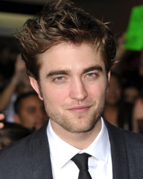 Robert Pattinson, yang dikenal lewat perannya sebagai Edward Cullen dalam saga Twilight, masuk dalam daftar pria tertampan 2024 dengan skor keseluruhan 92,15%. Tak hanya karisma di layar, wajah simetrisnya turut menambah daya tariknya.<br>