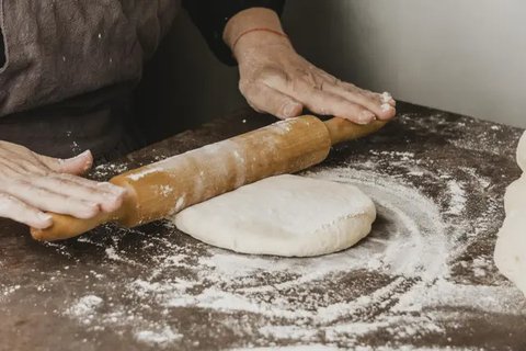 Ilustrasi pizza berbentuk panjang. (Copyright Pexels/Sofia Mishchenko)