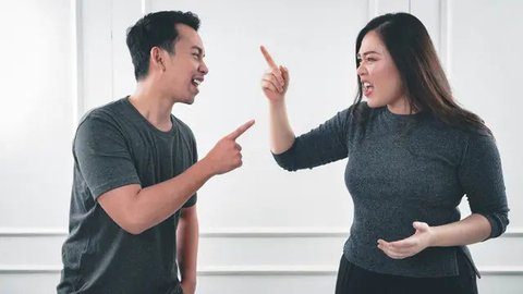 Simak ciri-ciri red flag yang harus diwaspadai sejak awal kencan. (pexels/shkraba production).