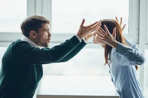 Simak ciri-ciri red flag yang harus diwaspadai sejak awal kencan. (pexels/shkraba production).