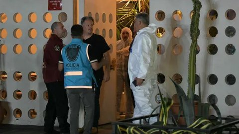 Investigator Forensik terlihat di lokasi kematian Liam Payne di hotel yang terletak di Buenos Aires, Argentina. (AP Photo/Natacha Pisarenko -  Vianney Le Caer/Invision/AP, File)
