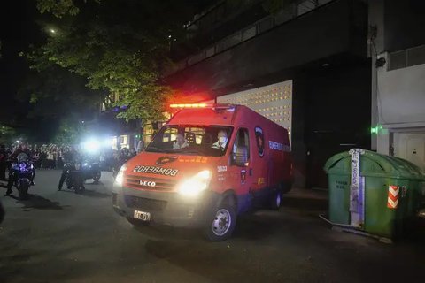 Investigator Forensik terlihat di lokasi kematian Liam Payne di hotel yang terletak di Buenos Aires, Argentina. (AP Photo/Natacha Pisarenko -  Vianney Le Caer/Invision/AP, File)