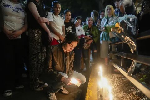 Investigator Forensik terlihat di lokasi kematian Liam Payne di hotel yang terletak di Buenos Aires, Argentina. (AP Photo/Natacha Pisarenko -  Vianney Le Caer/Invision/AP, File)