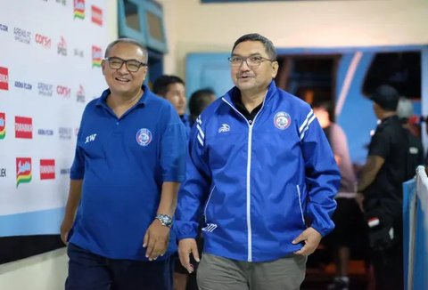 Pemain Timnas Indonesia, Rafael Struick (kiri) berusaha merebut bola pemain China, Jiang Guangtai saat laga lanjutan putaran ketiga Grup C Kualifikasi Piala Dunia 2026 di Qingdao Youth Stadiu