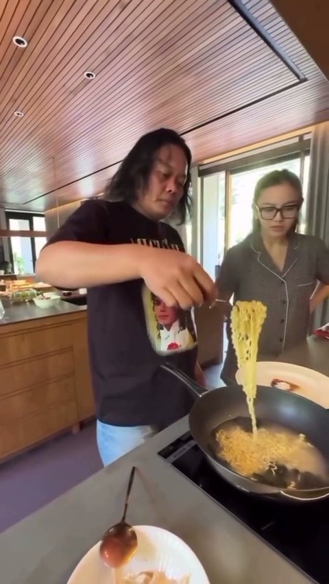 Bukti Disayang Mertua, 7 Potret Akrab Mahalini dan Sule - Penuh Humor Receh Saat Memasak