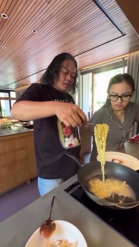 Bukti Disayang Mertua, 7 Potret Akrab Mahalini dan Sule - Penuh Humor Receh Saat Memasak