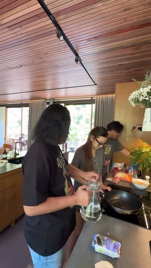 Bukti Disayang Mertua, 7 Potret Akrab Mahalini dan Sule - Penuh Humor Receh Saat Memasak