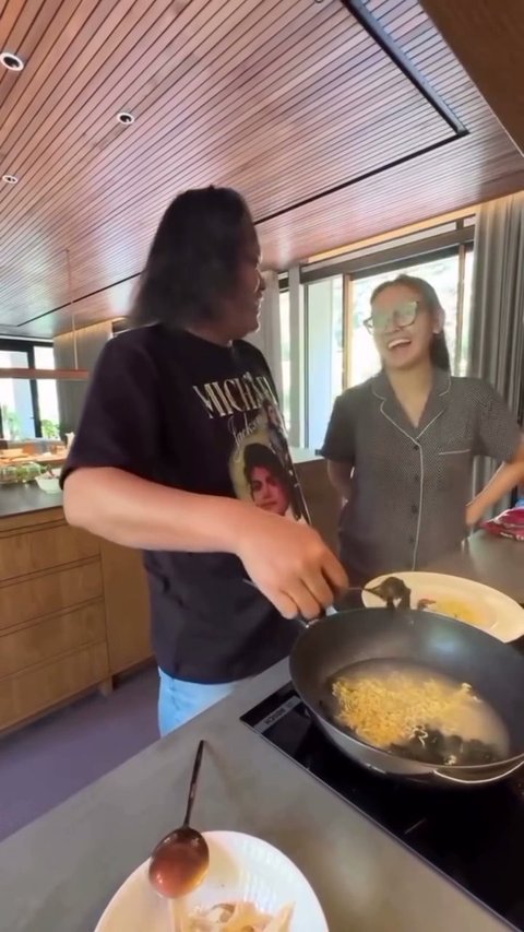Bukti Disayang Mertua, 7 Potret Akrab Mahalini dan Sule - Penuh Humor Receh Saat Memasak