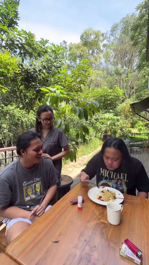 Bukti Disayang Mertua, 7 Potret Akrab Mahalini dan Sule - Penuh Humor Receh Saat Memasak