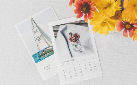 Warga melintas di depan replika raksasa bendera Ethiopia (AFP/Jose Cendon)