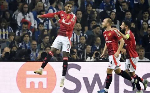 Penyerang Manchester United (MU), Joshua Zirkzee, merayakan gol yang dicetaknya ke gawang Fulham bersama rekan-rekannya dalam laga pekan pertama Premier League 2024/2025 di Old Trafford, Sabt