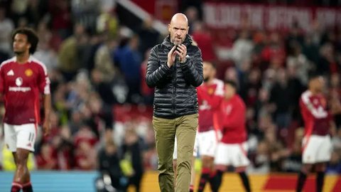 Pelatih Manchester United, Erik ten Hag memberi aplaus kepada para suporter jelang dimulainya laga tunda pekan ke-34 Liga Inggris 2023/2024 menghadapi Newcastle United di Old Trafford Stadium