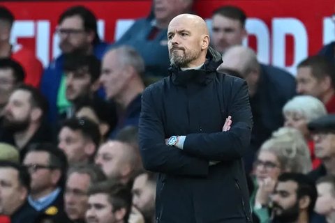 Pelatih Manchester United, Erik ten Hag memberi aplaus kepada para suporter jelang dimulainya laga tunda pekan ke-34 Liga Inggris 2023/2024 menghadapi Newcastle United di Old Trafford Stadium