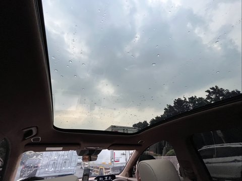 Atap panoramik Hyptec HT membentang dari bagian depan sampai ke bagian belakang.