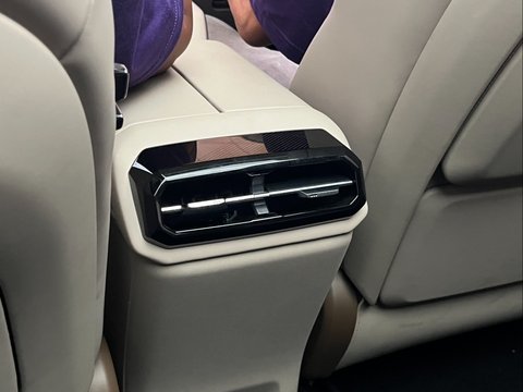 Dua ventilasi AC di bagian belakang tidak dilengkapi dengan pengaturan yang terpisah.