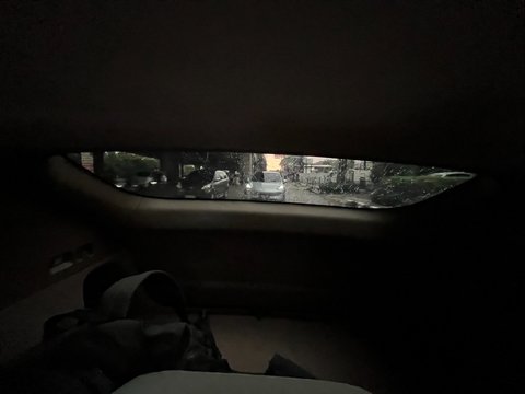 Kaca belakang Hyptec HT terlihat kecil saat dilihat dari dalam kabin.