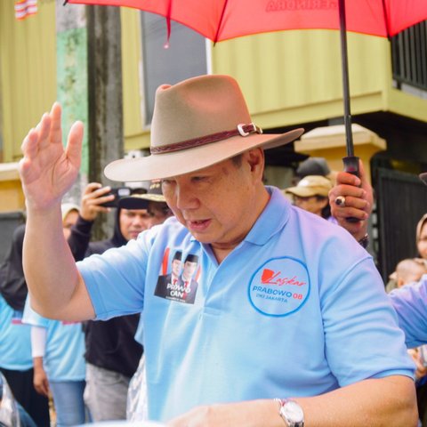 Presidium Relawan Prabowo Subianto (PRPS) dan adik kandung calon presiden (capres) nomor urut 02 Prabowo Subianto, Hashim Djojohadikusumo menyambangi Desa Pantai Bahagia, Kecamatan Muara Gembong, Kabupaten Bekasi, Jawa Barat pada Rabu 17 Januari 2024. (Liputan6.com/Fachrur Rozie)