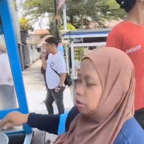 Ingat Ceu Edoh ART di Rumah Kang Mus Preman Pensiun? Kini Jualan Cakwe Meski Punya Anak di DPR dan Polda