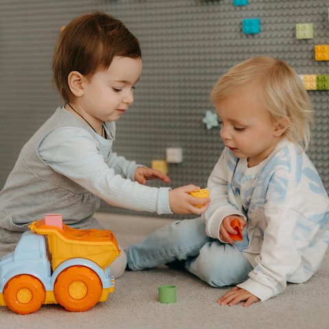 Cara Membangun Kebiasaan Berbagi pada Anak