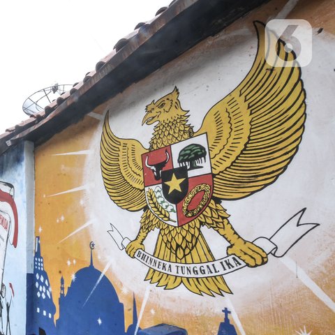 Mural Lambang Garuda Pancasila terlihat di Kampung Pancasila kawasan Galur, Johar Baru, Jakarta, Selasa (1/6/2021). Selain lambang Garuda Pancasila, mural bergambar pejuang kemerdekaan Republik Indonesia juga turut menghiasi Kampung Pancasila ini. (merdeka.com/Iqbal S. Nugroho)