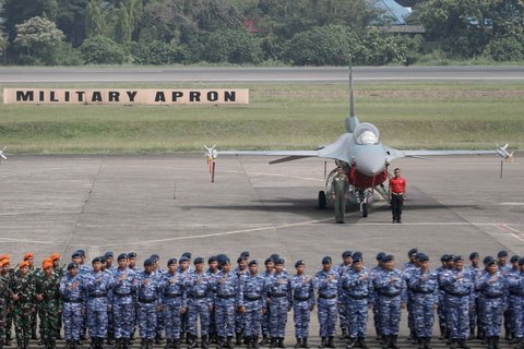 FOTO: Penampakan Jet Tempur hingga Helikopter dengan Senapan Mesin Disiapkan TNI AU untuk Amankan Pelantikan Prabowo