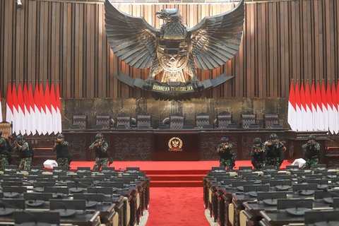 FOTO: Barisan Prajurit TNI Bersenjata Lengkap Amankan Gedung DPR Jelang Pelantikan Prabowo