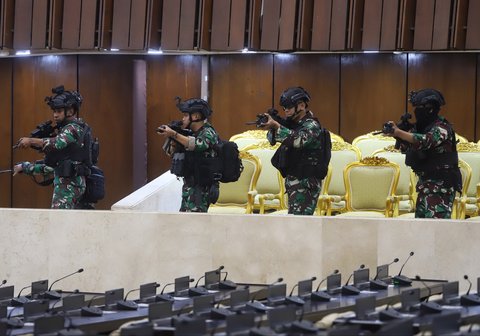 FOTO: Barisan Prajurit TNI Bersenjata Lengkap Amankan Gedung DPR Jelang Pelantikan Prabowo