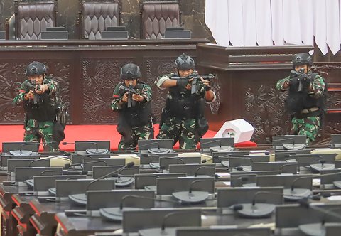 FOTO: Barisan Prajurit TNI Bersenjata Lengkap Amankan Gedung DPR Jelang Pelantikan Prabowo