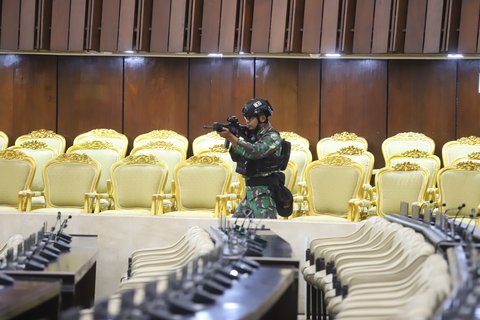 FOTO: Barisan Prajurit TNI Bersenjata Lengkap Amankan Gedung DPR Jelang Pelantikan Prabowo