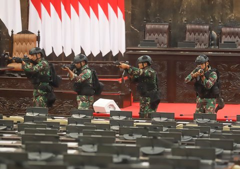 FOTO: Barisan Prajurit TNI Bersenjata Lengkap Amankan Gedung DPR Jelang Pelantikan Prabowo