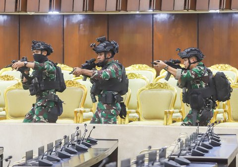 FOTO: Barisan Prajurit TNI Bersenjata Lengkap Amankan Gedung DPR Jelang Pelantikan Prabowo