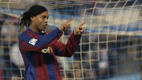Ronaldinho - Gelandang asal Brasil ini sukses dua kali menjadi yang terbaik di dunia. Mantan bintang Barcelona itu meraihnya pada tahun 2004 dan 2005. (AFP/Lluis Gene)