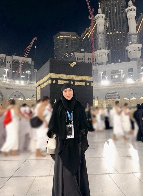 Pengalaman Mengsankan Davina Karamoy Umrah Pertamanya Sebagai Mualaf, Terharu Saat Mendengar Ayat Suci di Depan Ka'bah