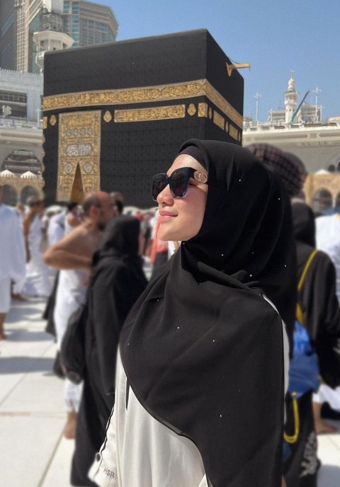 Pengalaman Mengsankan Davina Karamoy Umrah Pertamanya Sebagai Mualaf, Terharu Saat Mendengar Ayat Suci di Depan Ka'bah