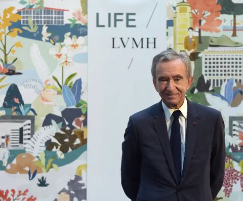 CEO LVMH Bernard Arnault mengumumkan hasil grup tahun 2022 di markas LVMH di Paris pada 26 Januari 2023. (Stefano Rellandini/AFP)