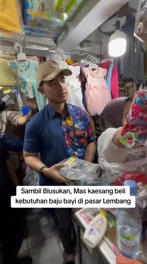 Sementara sang istri menikmati sajian omakase, Kaesang blusukan ke pasar. Ia belanja keperluan bayi di pasar Lembang untuk sang buah hati, Bebingah Sang Tansahayu.