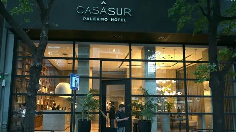 Polisi mengamankan keadaan di hotel tempat Liam Payne jatuh dan tewas.. (AP Photo/Natacha Pisarenko)