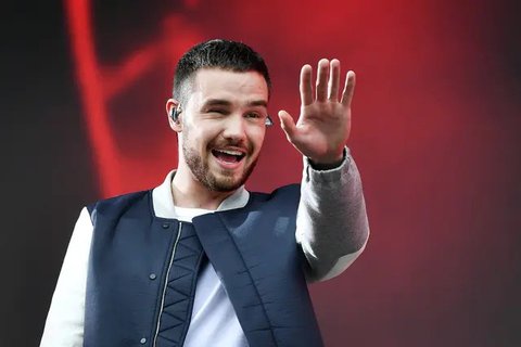 Polisi mengamankan keadaan di hotel tempat Liam Payne jatuh dan tewas.. (AP Photo/Natacha Pisarenko)