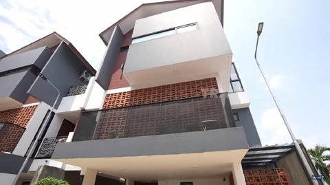 Intip 10 Potret Rumah Minimalis Tyas Mirasih Berlantai 3, Tempat Tinggal 24 Kucing Mahal!<br>