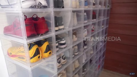 Di lantai paling atas, terdapat area privat untuk Tyas dan suaminya, di mana koleksi sepatu Tengku Tezi yang mencapai 70 pasang tersimpan rapi.<br>