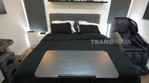 Inilah penampakan kamar Tyas dan Tezi, dengan kasur yang cukup luas dan interior yang didominasi warna gelap. Penataan kamar ini terlihat simple namun elegan.<br>