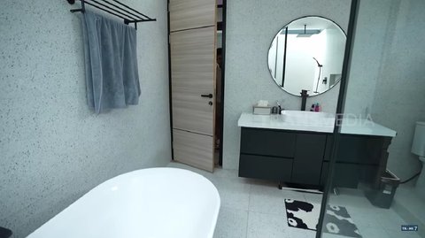 Kamar pribadi Tyas dilengkapi dengan kamar mandi yang memiliki wastafel, bathup, dan area shower, tempat mereka berdua sering mandi bersama.<br>