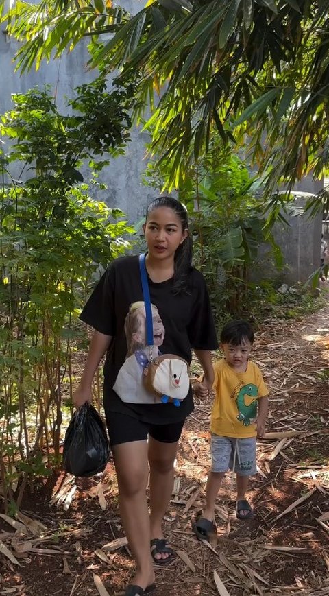 Buka Warung Makanan Sunda, Begini 7 Gaya Eriska Nakesya Istri Young Lex saat Jualan Layani Pembeli