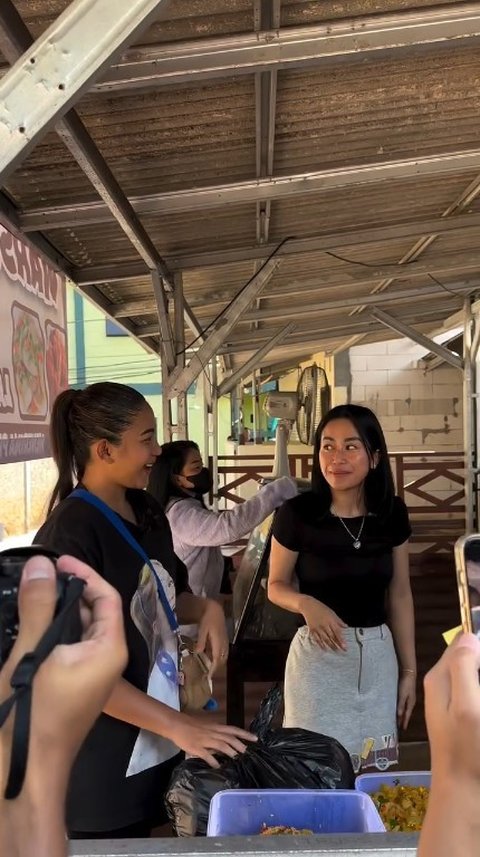 Buka Warung Makanan Sunda, Begini 7 Gaya Eriska Nakesya Istri Young Lex saat Jualan Layani Pembeli