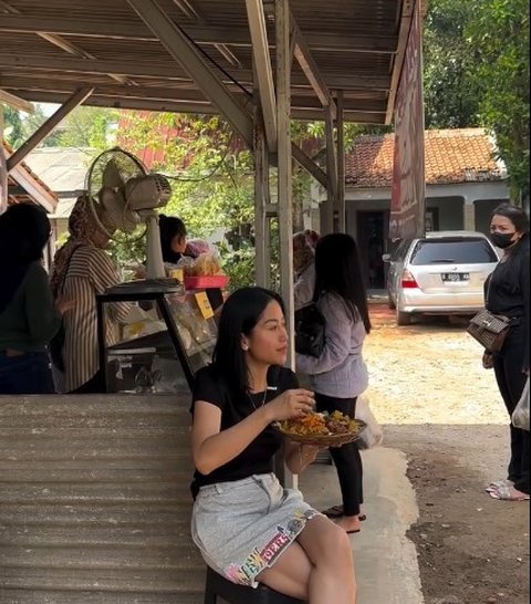 Buka Warung Makanan Sunda, Begini 7 Gaya Eriska Nakesya Istri Young Lex saat Jualan Layani Pembeli
