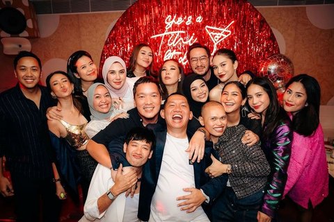 Nagita Slavina tak mau ketinggalan untuk hadir, diikuti oleh Wanda Hara yang tampil lebih maskulin, sementara Azizah Salsha mencuri perhatian dengan lipstick merahnya.<br>