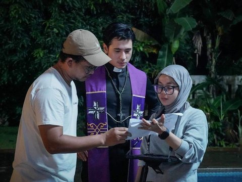 Pesona Jerome Kurnia Sebagai Romo di 'KUASA GELAP', Bikin Netizen Terpukau!